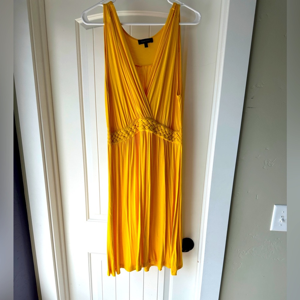 Beautiful and flattering yellow summer dress